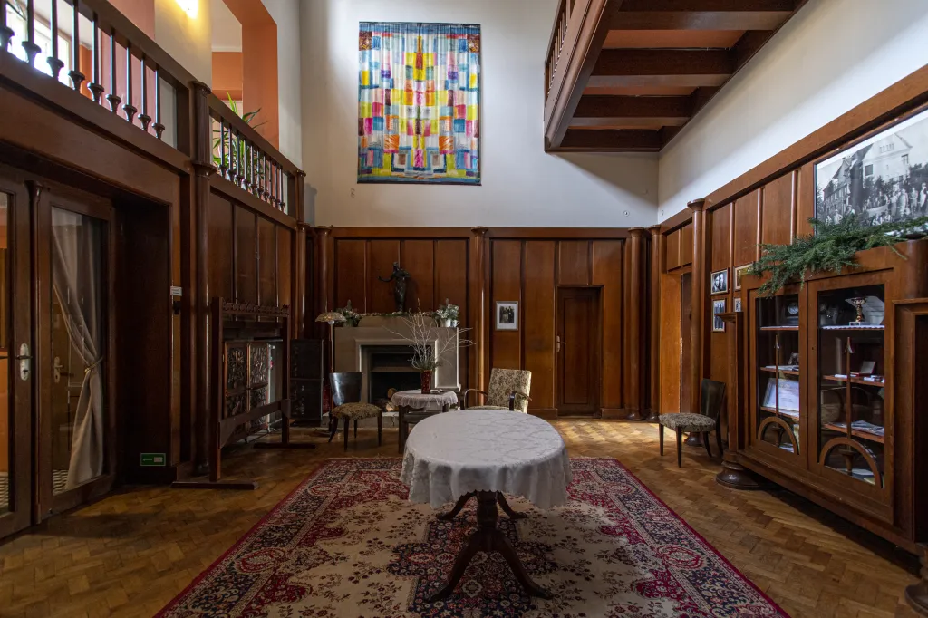 Vzhledem k tomu, že vila dlouhodobě potřebuje investice a provozní financování, se nadace rozhodla, že vilu buď prodá, nebo najde dlouhodobého provozovatele