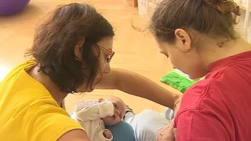 Jak správně kojit. I to porodní asistentka poradí