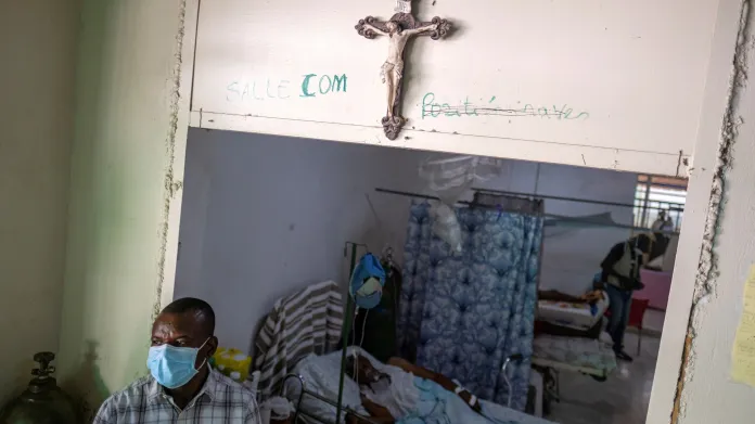 Pacient nakažený nemocí covid-19 v nemocnici v Port-au-Prince