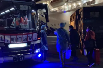 Dva cestující z výletní lodi koronaviru podlehli. Čína hlásí úbytek nových případů, znovu ale změnila metodiku