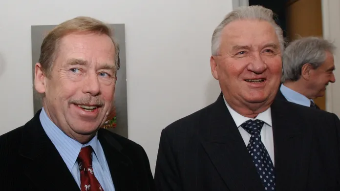 Václav Havel a Michal Kováč ve Slovenském institutu v Praze v roce 2003