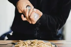 Češi spotřebují soli až třikrát víc, než by měli. A to může vést k řadě zdravotních problémů