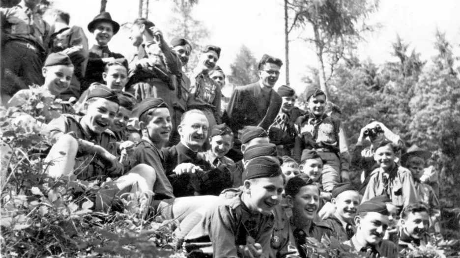 Josef Hladiš jako skaut v roce 1945 (uprostřed vedle vyučujícího pátera Šilhana)
