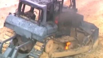 Hořící buldozer