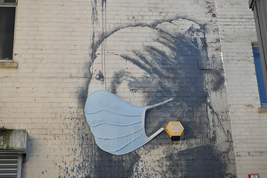 Dívku s perlou od nizozemského mistra Johannese Vermeera přeměnil Banksy na „dívku s alarmem“. Po vypuknutí pandemie někdo (možná Banksy) její podobiznu aktualizoval přiděláním roušky