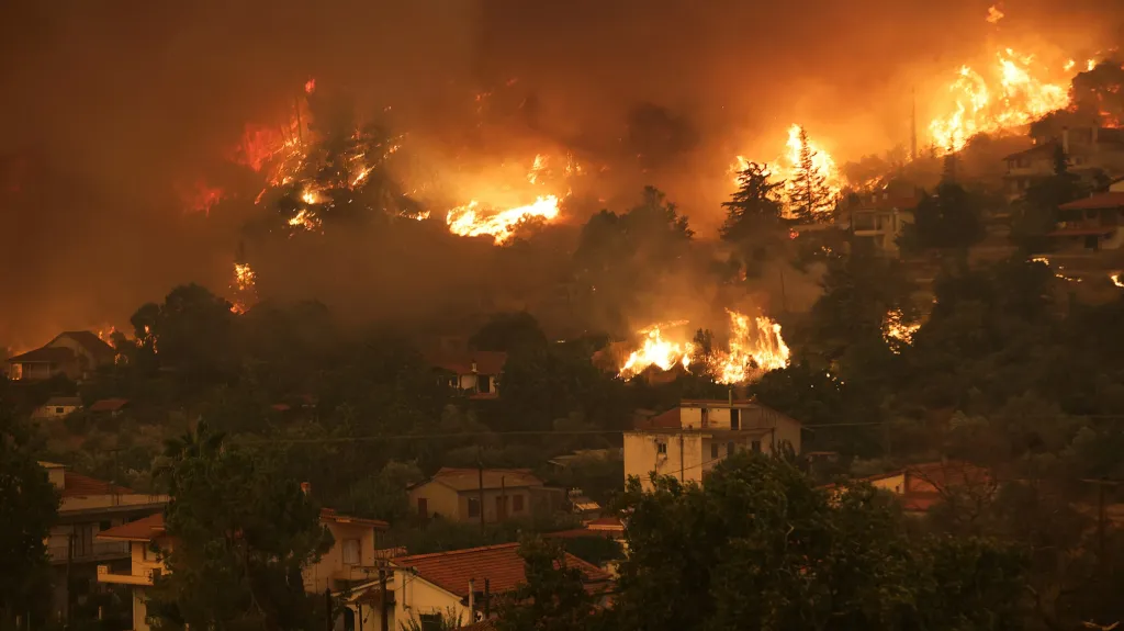 Inferno v Řecku pomáhají hasit i zahraniční týmy, podle mnohých obyvatel to ale nestačí
