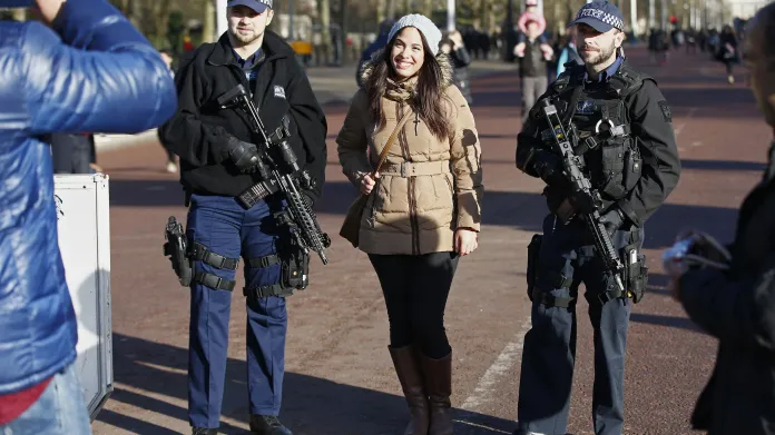 Focení s policisty u Buckinghamského paláce v Londýně