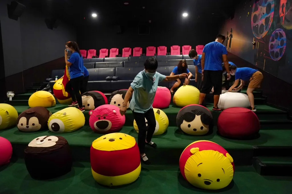 Zaměstnanci kina určeného pro děti  připravují vaky na sezení. Kino v čínském Pekingu bylo několik měsíců uzavřeno kvůli šíření koronaviru