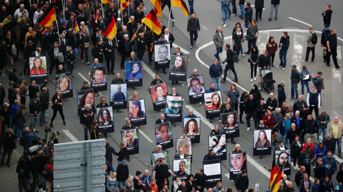 Demonstranti v Chemnitzu nesou portréty lidí zabitých přistěhovalci