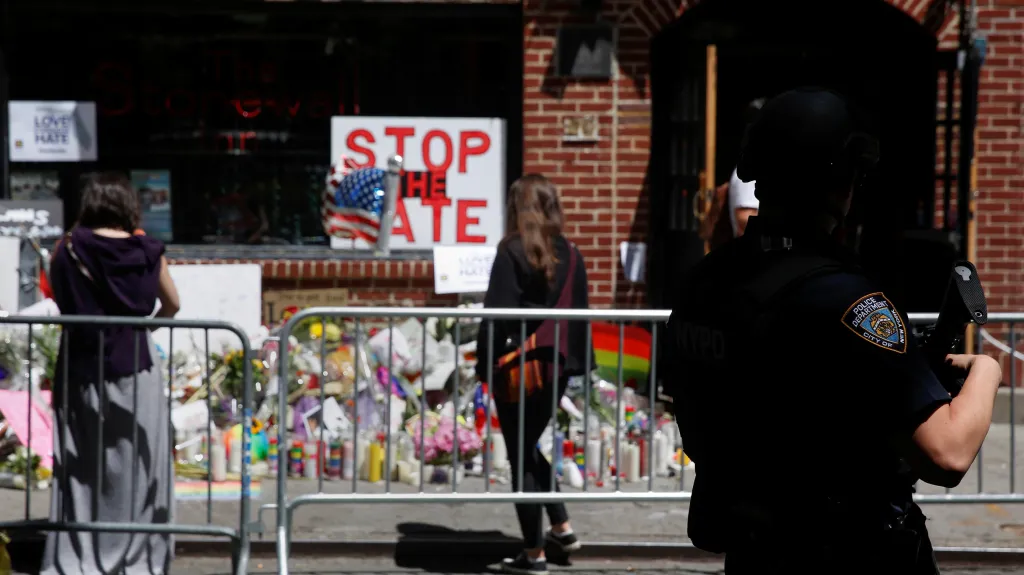 Pietní místo v New Yorku připomíná oběti střelby v Orlandu
