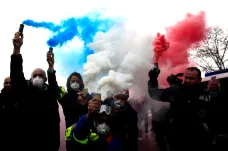 Francie stále vře. Proti vládním reformám protestovali studenti i řidiči sanitek