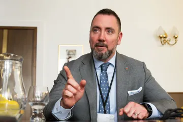 Bezúročné půjčky místo dotací. Červený oznámil změny v Nové zelené úsporám