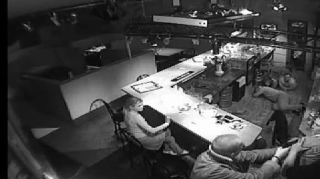 Lupič ohrožuje hosty baru