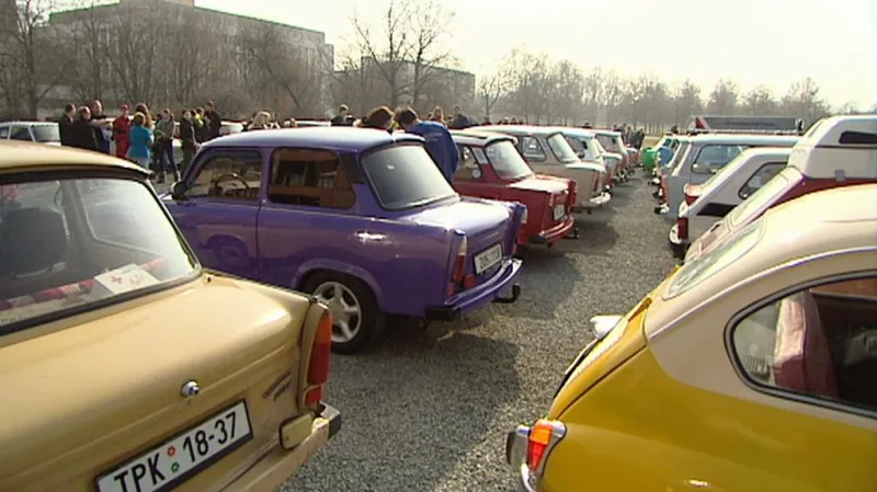 Sraz majitelů trabantů v Praze na Letné