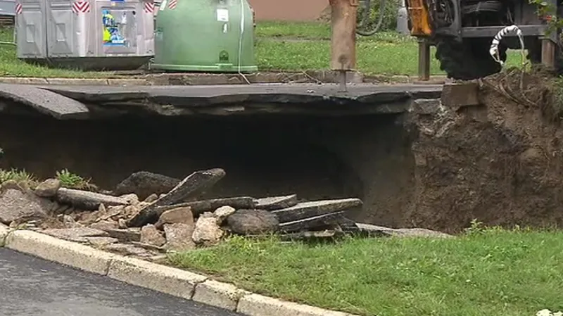 V pražské Ohradní ulici se propadla část chodníku a vozovky