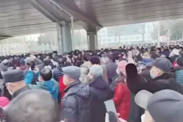Čínští důchodci se bouří v ulicích. Úřady jim osekaly zdravotní pojištění
