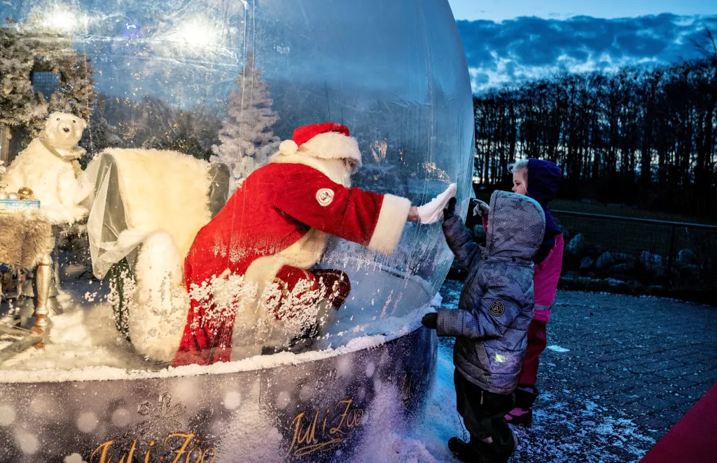 V dánském Aalborgu vyřešili, jak se děti mohou setkávat se svým vánočním hrdinou Santa Clausem. Muže zázraků umístili do obří skleněné a zároveň sněhové koule, která je rovněž jedním ze symbolů Vánoc