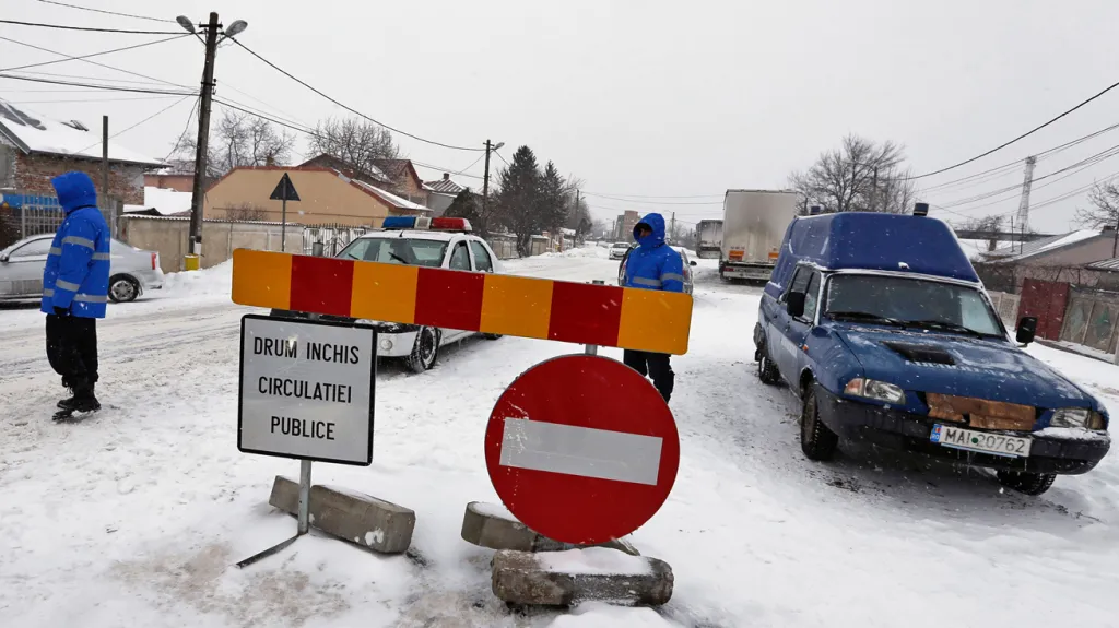 Kvůli sněhu musely v Rumunsku zavřít desítky silnic