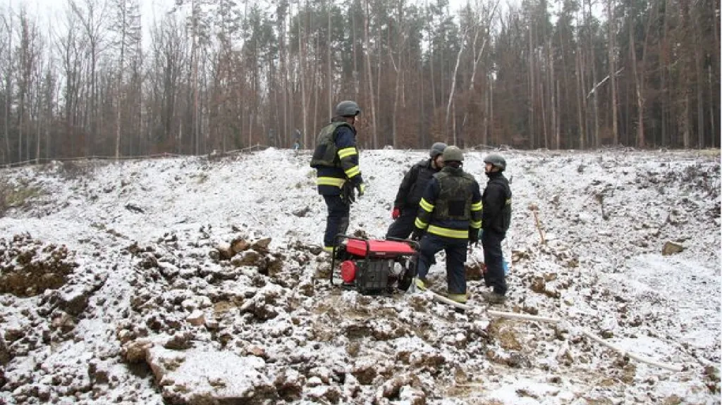 Mrazivé počasí pyrotechnikům ve Vrběticích práci nekomplikuje