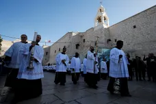 OBRAZEM: Betlém zaplnily tisíce poutníků. Křesťané z Pásma Gazy mají potíže získat povolení