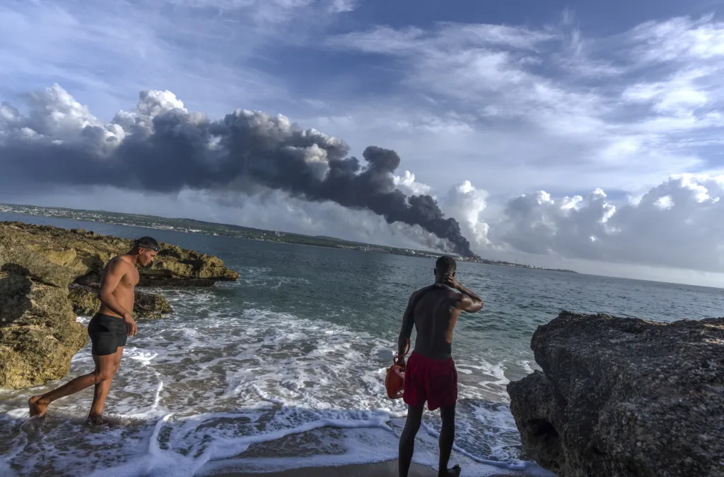 Požár ropného skladu na Kubě
