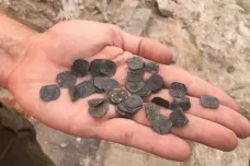 Archeologové vykopali ve Vlněně malý poklad. Mince z doby Jiřího z Poděbrad