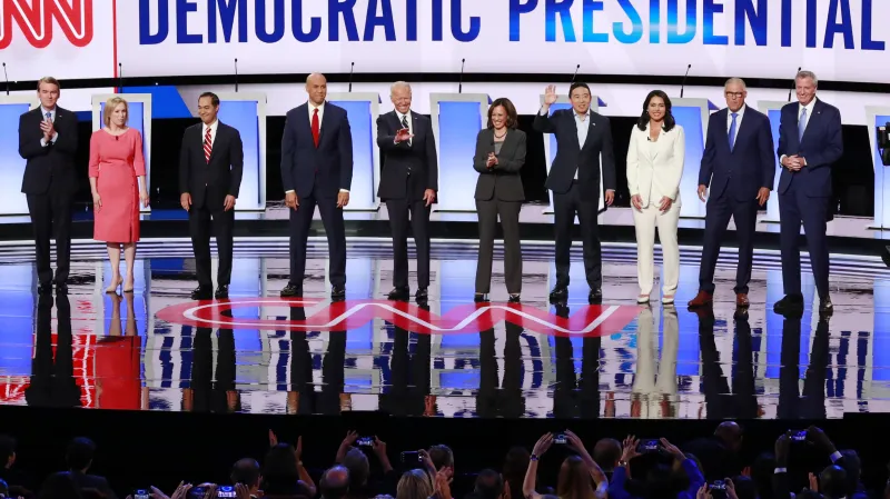 Zleva Michael Bennet, Kirsten Gillibrandová, Julian Castro, Cory Booker, Joe Biden, Kamala Harrisová, Andrew Yang, Tulsi Gabbardová, Jay Inslee, Bill de Blasio