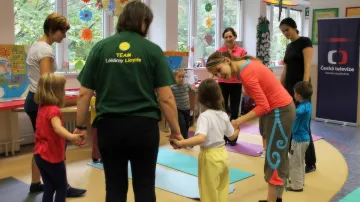 Týna z Jogínků předcvičovala dětem v knihovně