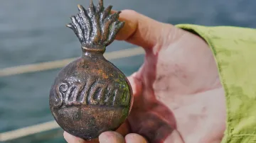 Kovový artefakt nalezený ve vraku dánské vlajkové lodi Dannebroge, která se potopila během bitvy u Kodaně v roce 1801