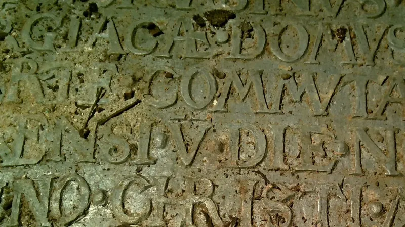 Digitální model kartuše ze sarkofágu Petra Voka z Rožmberka, na které vědci odhalili pět symbolů, může tam být i Vokův monogram