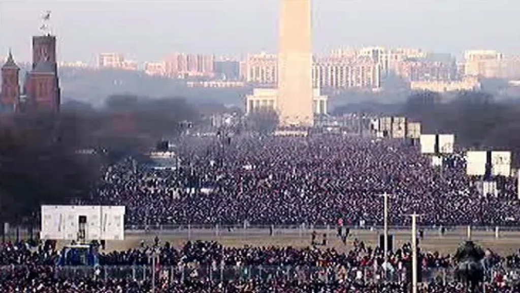 Davy lidí se shromažďují na prostranství Washington Mall
