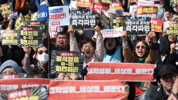 Rozhodnutí jihokorejského ústavního soudu o odvolání prezidenta Jun Sok-jola budí v ulicích radost i smutek