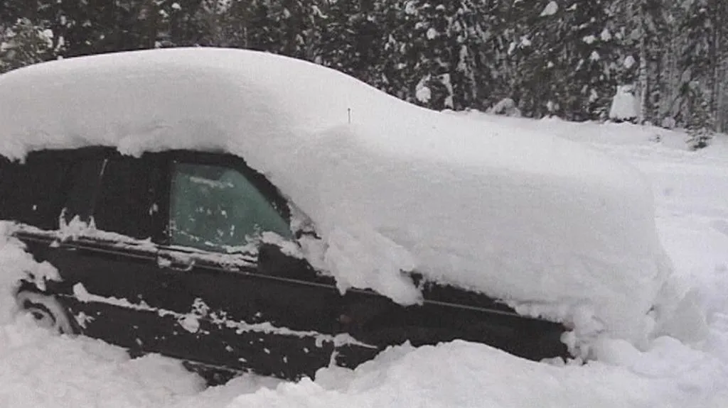 Sníh uvěznil muže v autě