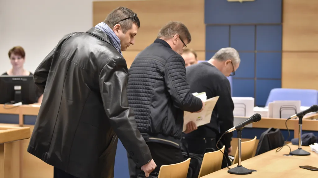 Celníci Ladislav Smolík, Zdeněk Kolínek a Petr Bor u Okresního soudu ve Zlíně v dubnu 2019
