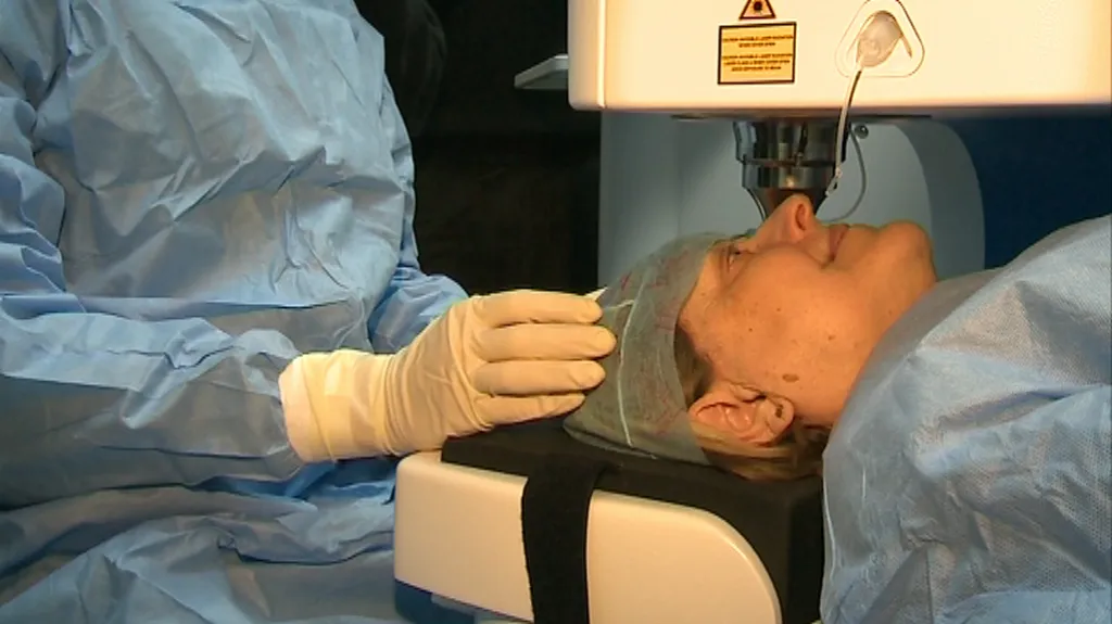 Operace šedého zákalu pomocí laseru je bezpečnější a šetrnější