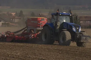 S rouškou do traktoru. Zemědělci zahájili jarní práce, chybí jim ale zaměstnanci