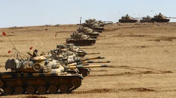 Turecké tanky se šikují u hranic se Sýrií