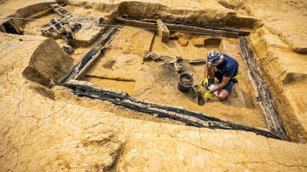 Archeolog odkrývá středověkou stavbu v Turnově