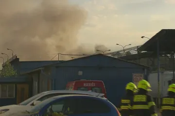 V Kralupech nad Vltavou vzplál plastový odpad, hasiči vyhlásili nejvyšší stupeň poplachu