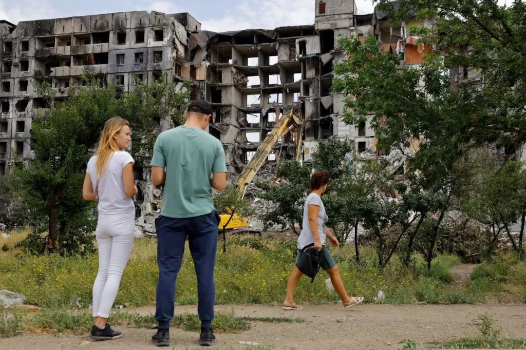 Z obleženého Mariupolu uprchlo více než sto tisíc obyvatel. Podle ukrajinských úřadů pak ruské síly násilím z města odvezli na území Ruska přes 40 tisíc lidí