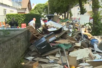 Naděje na záchranu přeživších po povodních v Německu pohasíná. Berlín schválil finanční pomoc