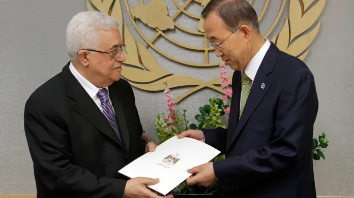 Mahmúd Abbás předává generálnímu tajemníkovi OSN Pan Ki-munovi žádost o členství Palestiny v OSN