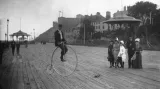 V roce 1870 přichází inovace v zvětšeného předního kola pro větší efektivitu šlapání. Nevýhodou byla ale nestabilita vysokého těžiště. Na snímku bicyklista v Torontu kolem roku 1900.