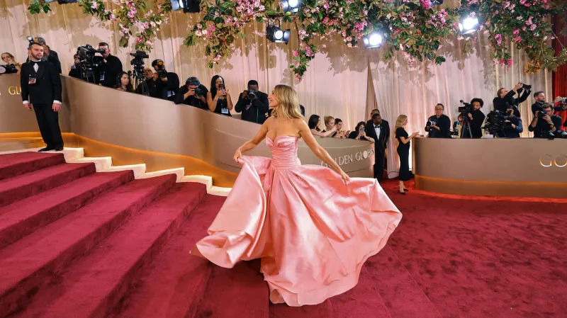 Moderátorka večera Nikki Glaserová na červeném koberci