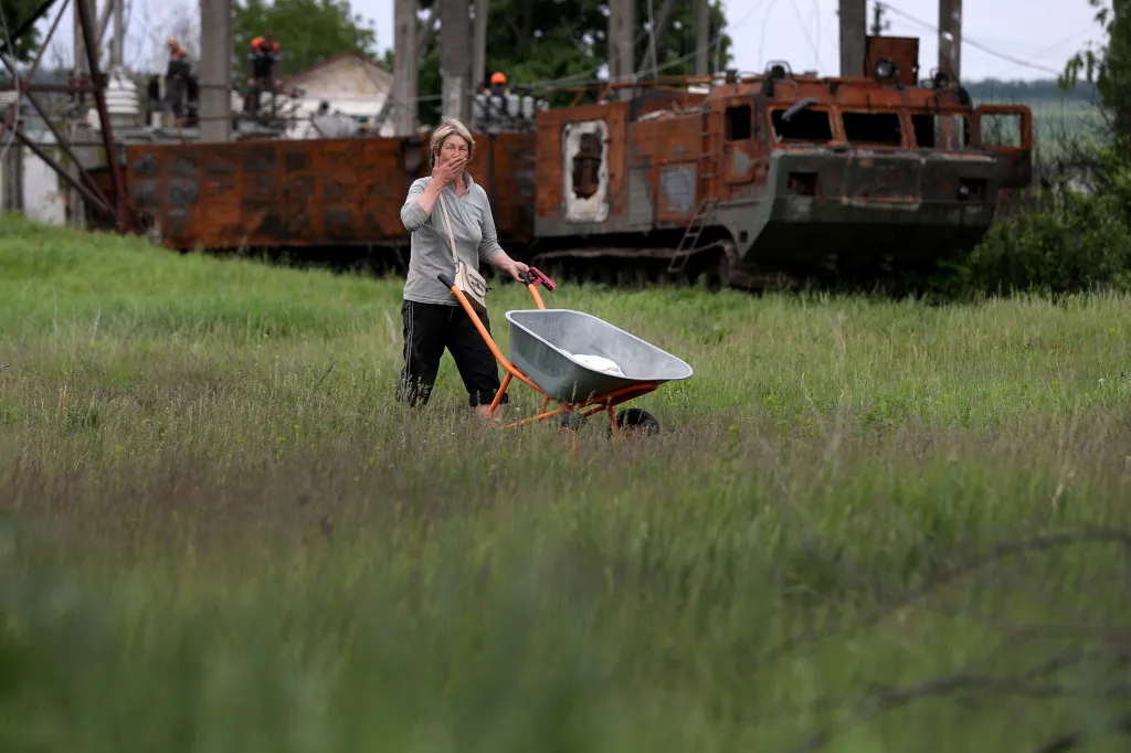 Zničená vojenská technika se stala nedílnou součástí ukrajinské krajiny