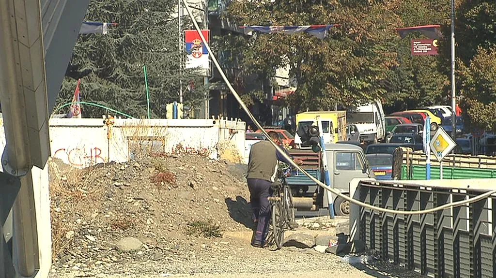 V kosovské Mitrovici jsou na silnicích stále zátarasy