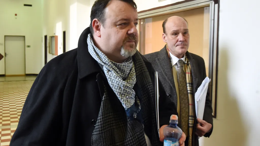 Daneš Zátorský (vlevo) a David Rusňák přicházejí k soudu kvůli Unibonu