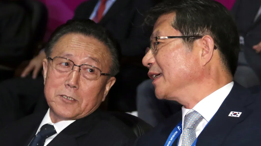Kim Jang-kon (vlevo) na snímku z října 2014
