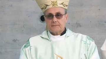 Sicilský biskup v rouchu od Armaniho