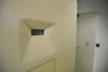 Žena, která zabila ve škole ve Žďáru nad Sázavou studenta, zůstane i dál v zabezpečovací detenci